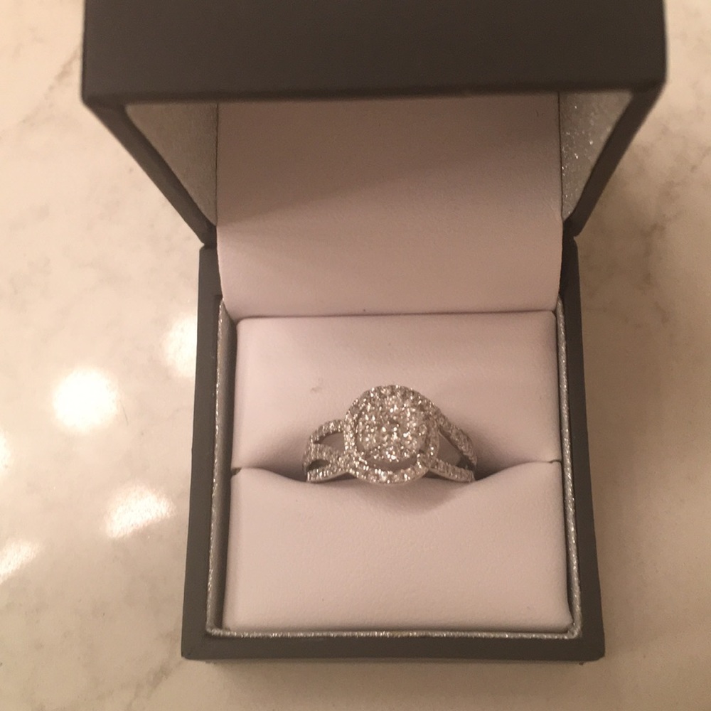 LADIES ~ BRAND NEW DIAMOND RING! - Picture 2 of 3